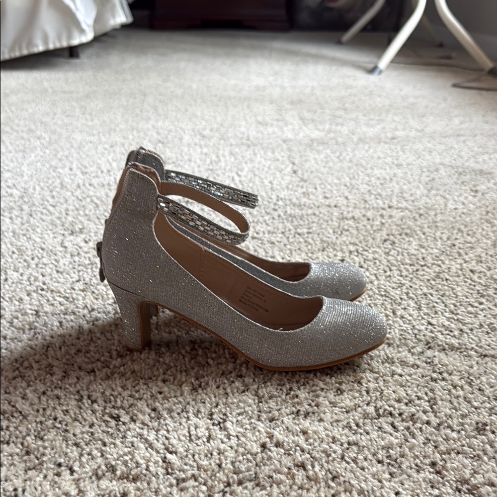 Badgley Mischka Kids Silver Glitter Dress Shoes